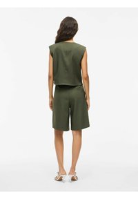 Completo due pezzi verde oliva composto da un top senza maniche e pantaloni corti fino al ginocchio, realizzato in tessuto liscio con una vestibilità comoda e tasche posteriori.