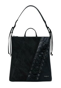Schwarze Handtasche mit diagonaler Leder-Schnürung, einem oberen Griff und einem verstellbaren Schulterriemen, mit dem Markennamen "Desigual" unten rechts.