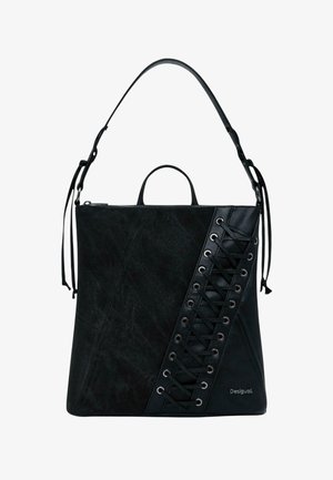 Czarna torebka na ramię z diagonalnym skórzanym sznurowaniem, górnym uchwytem i regulowanym paskiem na ramię, oznaczona marką "Desigual" w prawym dolnym rogu.