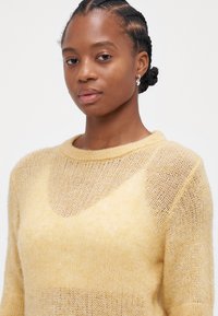 ONLY Petite ONLKRISTY O NECK Print T-shirt dried moss melange