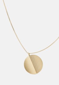 Collana in oro con un pendente rotondo a design diviso; metà presenta scanalature verticali, l'altra ha una finitura liscia. La catena è delicata e a maglie.