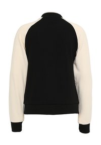 Svart hettegenser med kremfargede raglanermer, ribbestrikket krage og mansjetter, glatt tekstur og et enkelt design.
