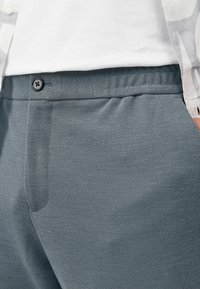 Next MOTIONFLEX  REGULAR FIT - Housut - mid blue