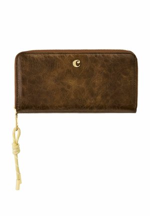 Braune, strukturierte Leder-Geldbörse mit Reißverschluss und goldenem "C"-Logo sowie beigem, geknotetem Band am Reißverschlussgriff.
