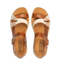 Sandali in pelle color tan e beige con cinturini incrociati, fibbia regolabile e soletta testurizzata. Leggeri con suola piatta.