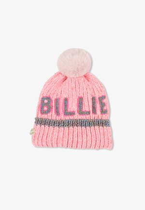 Bonnet en tricot rose avec un pompon en fourrure sur le dessus, une texture côtelée, et le mot "BILLIE" en lettres scintillantes avec une bande colorée.