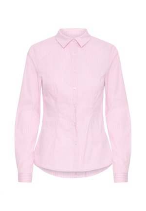 Cămașă roz cu mâneci lungi pentru femei, cu dungi verticale albe, guler clasic, talie cambrată și manșete cu butoni, prezentată pe un fundal alb.