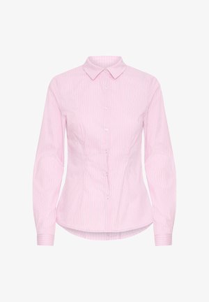 Rožinė ilgomis rankovėmis moteriška palaidinė su baltomis vertikaliomis juostelėmis, klasikiniais atvartais, aptempta liemeniu ir rankogaliais su sagomis, rodoma ant balto fono.