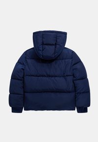 Giacca piumino blu navy con cappuccio, caratterizzata da sezioni trapuntate, polsini a coste e una superficie liscia. La vista posteriore mette in evidenza i dettagli delle cuciture.