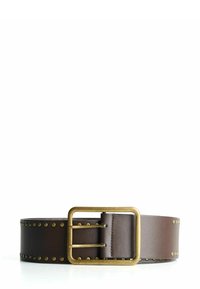 Ceinture en cuir marron avec boucle en laiton à double ergots et clous en laiton uniformément espacés le long des bords sur fond blanc.