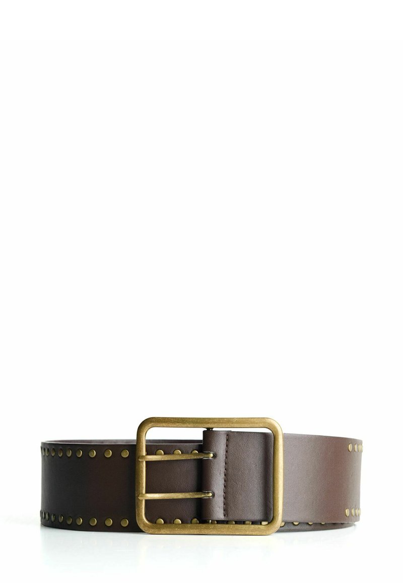 Ceinture en cuir marron avec boucle en laiton à double ergots et clous en laiton uniformément espacés le long des bords sur fond blanc.
