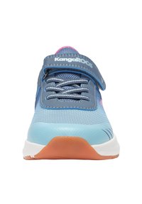 Blaue und orangefarbene Kinder-Sneaker mit Mesh-Obermaterial, Klettverschluss mit dem Aufdruck "KangaROOS" und elastischen Schnürsenkeln, Frontalansicht vor weißem Hintergrund.