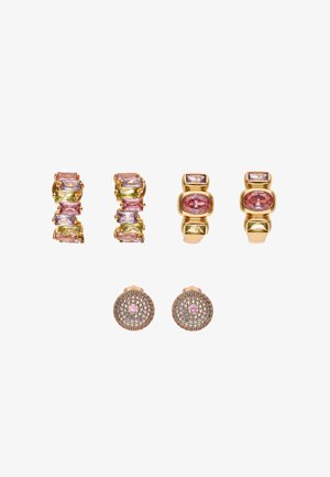 Trzy pary złotych kolczyków z wielobarwnymi kamieniami szlachetnymi: prostokątne skupiska, owalne centralne oprawy oraz okrągłe wzory pavé z różowymi i zielonymi kamieniami.