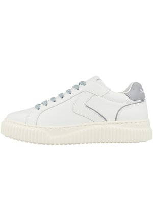 Biały niski sneaker z teksturowaną, kremowo-białą podeszwą, jasnoszarymi sznurowadłami i szarym akcentem na pięcie na jednolitym białym tle.