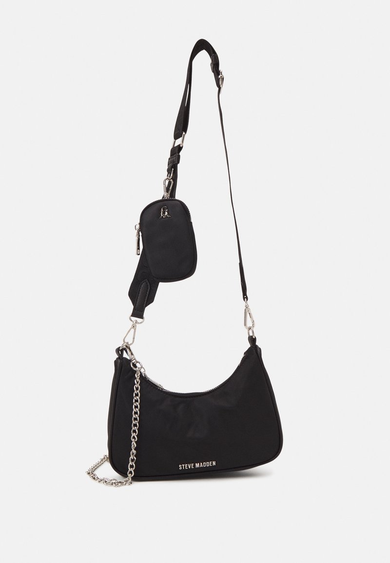 Bolso de hombro en forma de media luna negro de Steve Madden, con detalle en cadena plateada y un pequeño bolso desmontable en una correa de tela ajustable.