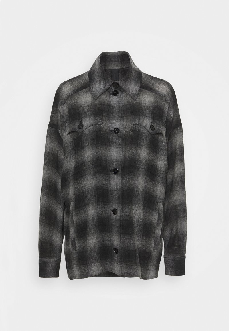Černá a šedá kostkovaná flanelová košile s špičatým límcem, dlouhými rukávy a dvěma kapsami na knoflíky na hrudi. Měkký, strukturovaný materiál.
