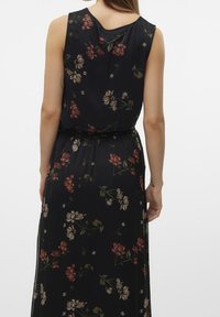 Dlouhá černá šaty s květinovým vzorem v červené a krémové barvě, s bezramínkovým designem a elastickým pasem pro pohodlné nošení.