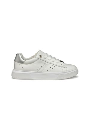 Witte leren sneaker met een zilveren accent op de hiel, platte witte zool en een textuurdetail aan de zijkanten. Zes oogjes voor veters.
