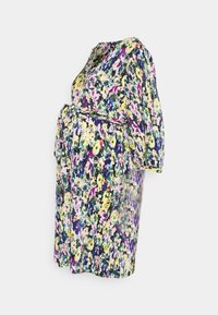 Robe de maternité fleurie avec des fleurs jaunes, roses, violettes et vertes, manches trois-quarts et ceinture assortie à nouer à la taille.