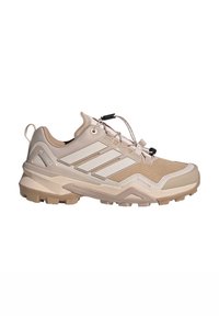 Beżowe buty wędrówkowe z siateczkową cholewką, syntetycznymi wzmocnieniami, profilowanym piętem oraz gumową podeszwą z wyraźnymi wypustkami zapewniającymi przyczepność. Zapięcie na sznurówkę z systemem regulacji.
