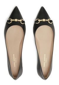 Zwarte leren ballerina's met een spitse neus, voorzien van gouden hardware en een gladde textuur. Van binnen hebben ze een beige inlegzool met merklettering.