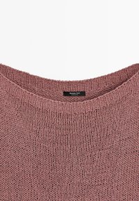 Maglione lavorato a maglia color malva con collo a costine rotondo e etichetta nera con la scritta "Massimo Dutti Made in China" sul retro del colletto.