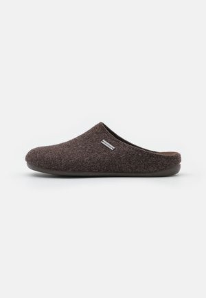 Bruine vilt slipper met een gestructureerd oppervlak, open achterkant en een rubberen zool. Kenmerkt zich door een klein logo-label aan de zijkant.