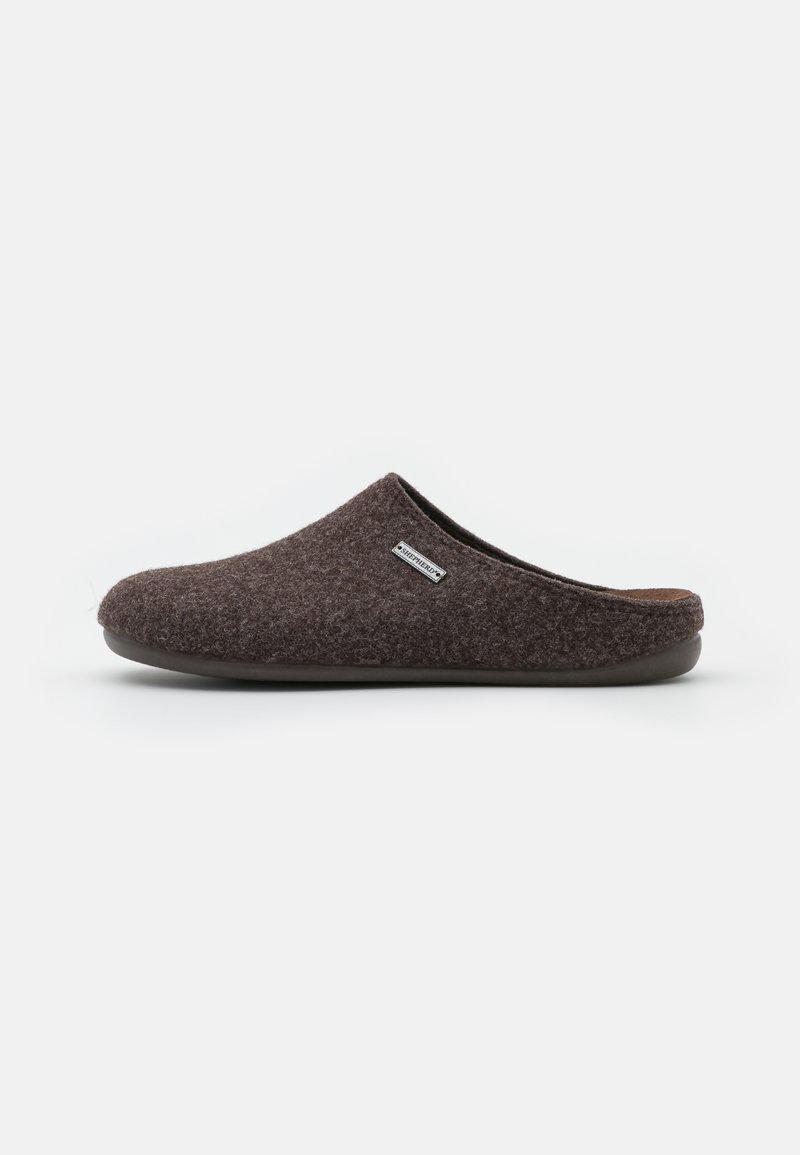 Zapatilla de fieltro marrón con superficie texturizada, diseño de talón abierto y suela de goma. Presenta una pequeña etiqueta de logo en el lateral.