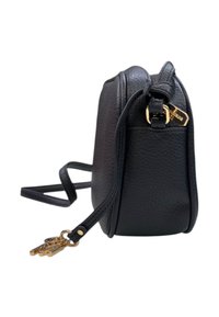 Borsa in pelle nera con finitura texturizzata, forma compatta, dettagli in hardware dorato e tracolla removibile. Presenta una chiusura con zip.