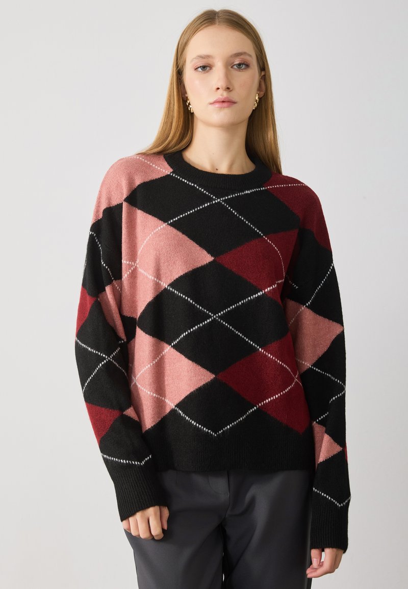 Maglione lavorato a maglia con motivo a diamante in nero, rosso e rosa con dettagli bianchi. Collo rotondo e maniche lunghe.