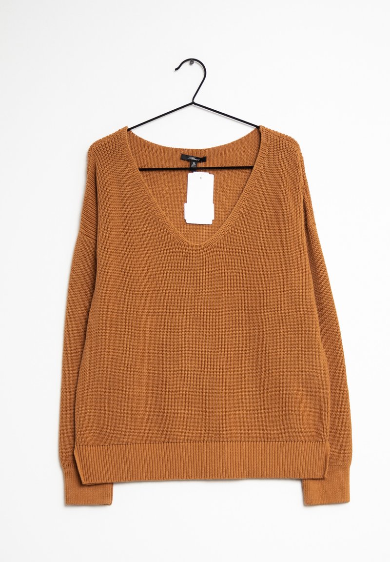 Pull marron en tricot avec col en V et manches longues suspendu à un cintre en métal noir sur fond blanc, étiquette de prix visible.