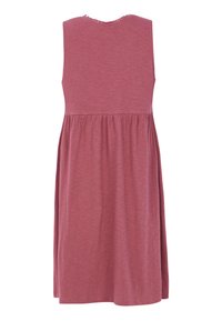 Bezruké šaty farby zaprášená ruža po kolená so zaodeným pásom a jemnou vlnkovanou ozdobou na okrúhlom výstrihu, zobrazené zozadu.