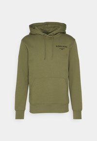 Sudadera con capucha de color verde oliva hecha de tejido suave, con un bolsillo frontal tipo canguro, capucha con cordón y un pequeño logo negro en el pecho.