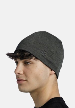 Graue Mütze aus weichem, strukturiertem Stoff, mit einem dezenten Logo-Emblem. Enganliegendes Design mit runder Form, nah am Kopf getragen.