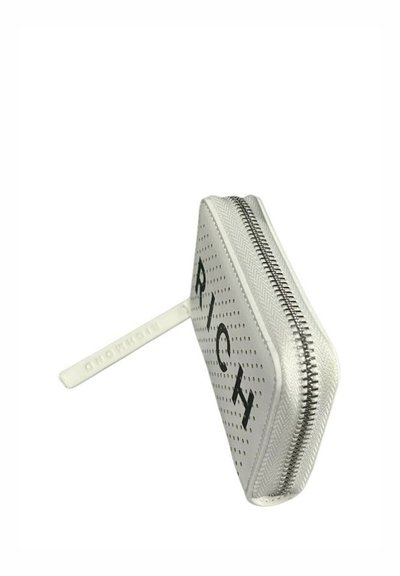 Witte rechthoekige ritstas met geperforeerde stippen, zwarte tekst "RICKY" en een polsbandje bevestigd aan de ritssluiting.