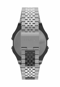Zegarek na stalowej bransolecie z okrągłym, gładkim tyłem z wygrawerowanym napisem "TIMEX", czarną kopertą.