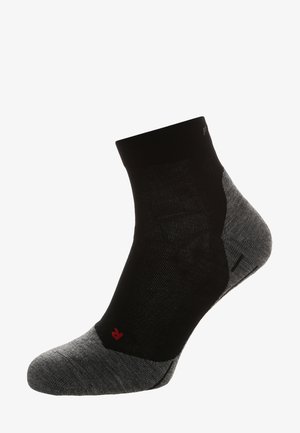 Calza corta con una parte superiore nera e aree del tallone e della punta grigie, realizzata in un mix di materiali testurizzati, con un dettaglio del logo rosso.