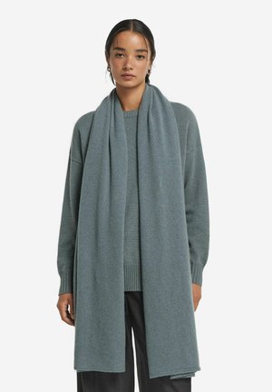 Ljusblå scarf i mjukt tyg, med en slät textur och en lång, rektangulär form. Inga mönster eller hårdvarudetaljer synliga.