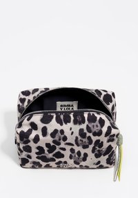 Szara i czarna kosmetyczka z nadrukiem w cętki lamparta, wykonana z gładkiej tkaniny, z zielonym akcentem na suwaku i wewnętrzną metką.