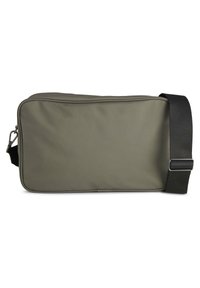 Rektangulär axelväska i olivgrön tyg med en slät textur, svart justerbar rem och dragkedjestängning.