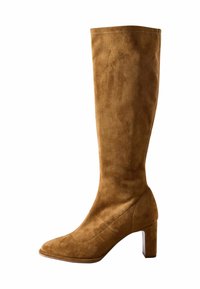 Tannfarbene Wildlederstiefel bis zum Knie mit spitzer Zehe und Blockabsatz; glatte Textur mit steppenden Details entlang der Nähte.