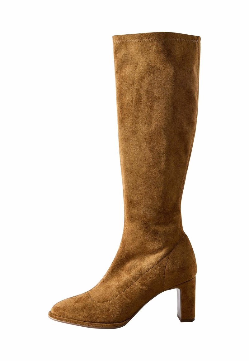 Tannfarbene Wildlederstiefel bis zum Knie mit spitzer Zehe und Blockabsatz; glatte Textur mit steppenden Details entlang der Nähte.