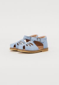 Svijetloplave suede sandale za djecu s izrezbarenim detaljima, trakama sa srebrnom kopčom i smešnim gumeni đon.