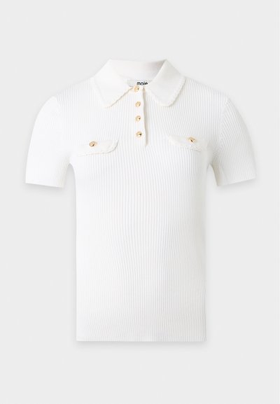 Polo blanc en tissu côtelé à manches courtes, avec un col pointu, quatre boutons dorés sur le devant et deux poches poitrine avec rabats à boutons dorés.