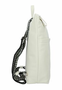 Mochila de color crema con un exterior de cuero sintético texturizado, una correa negra con un patrón y un bolsillo lateral para almacenamiento adicional.