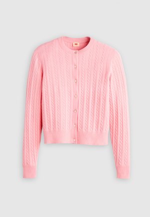 Cardigan rose à manches longues en maille torsadée avec encolure ronde et fermeture à boutons à l'avant sur fond neutre.