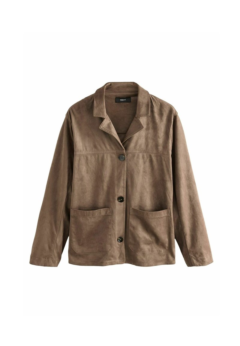 Veste boutonnée en daim marron avec large col, deux poches avant, manches longues et coupe décontractée.