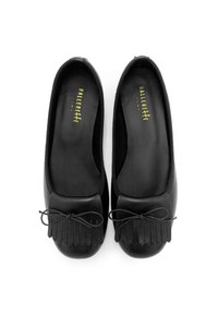 Ballerine nere in pelle liscia, con cappuccio a frange e un fiocco coordinato. Interno elegante e nero.