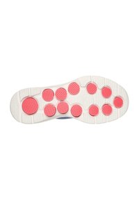 La suela del zapato presenta una base blanca con grandes almohadillas de goma rosa, texturizadas para proporcionar tracción. Las formas circulares y ovaladas crean un diseño ergonómico.