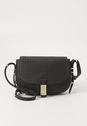 Černá perforovaná kožená crossbody taška s klopou, zlatými kovovými doplňky a nastavitelným popruhem. Nabízí obdélníkový tvar a texturovaný povrch.